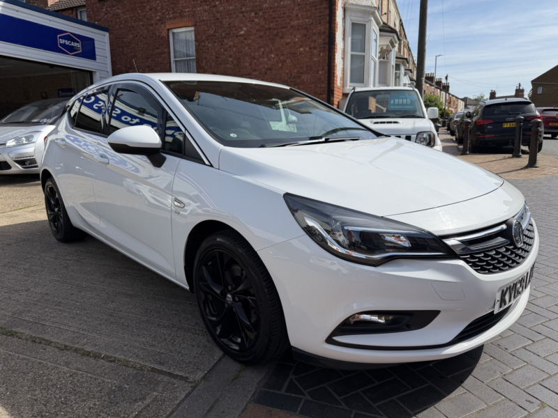 2019 Vauxhall Astra 1.6 Cdti Blueinjection Sri in White — image 1