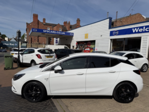 2019 Vauxhall Astra 1.6 Cdti Blueinjection Sri in White — image 3