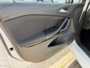 2019 Vauxhall Astra 1.6 Cdti Blueinjection Sri in White — image 6