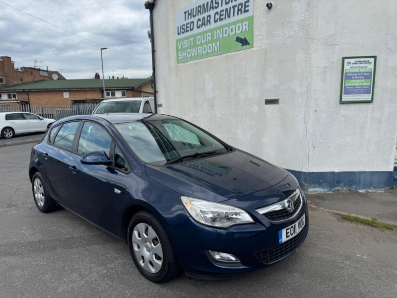 2011 Vauxhall Astra 1.6 16v Exclusiv Auto Euro 5 5dr in Blue — image 1