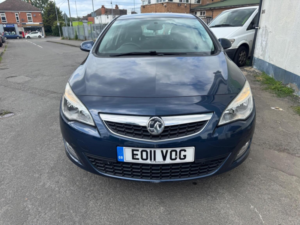 2011 Vauxhall Astra 1.6 16v Exclusiv Auto Euro 5 5dr in Blue — image 3