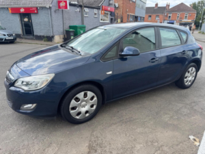 2011 Vauxhall Astra 1.6 16v Exclusiv Auto Euro 5 5dr in Blue — image 5