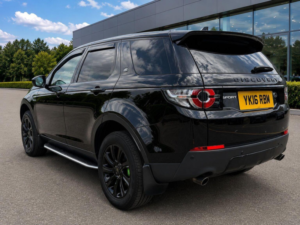 2016 Land Rover Discovery Sport 2.0 Td4 Se Tech Auto 4WD Euro 6 (s/s) 5dr in Black — image 5