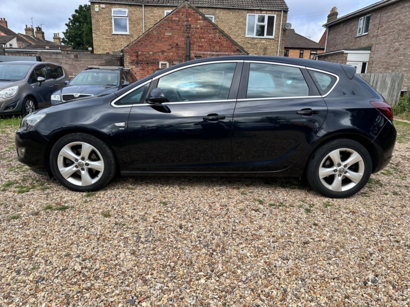 2011 Vauxhall Astra 1.7 Cdti Sri in Black — image 1