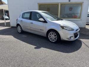 2011 Renault Clio 1.2 Dynamique Tomtom in Silver — image 2