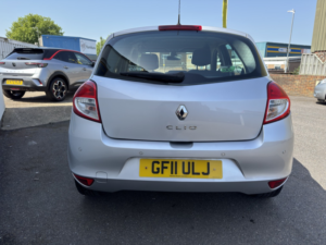 2011 Renault Clio 1.2 Dynamique Tomtom in Silver — image 4