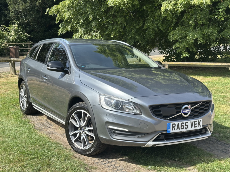 2016 Volvo V60 Cross Country 2.4 Lux D4 AWD in Grey — image 1