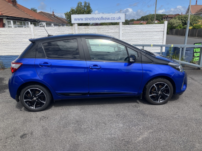 2018 Toyota Yaris 1.5 Vvt-I Grey Bi-Tone in Blue — image 1