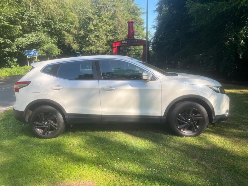 2014 Nissan Qashqai 1.2 Dig-T Acenta in White — image 1