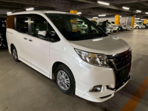 2015 Toyota Esquire 2.0 Gi 5dr 7 Seats in White — image 1