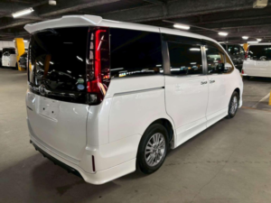 2015 Toyota Esquire 2.0 Gi 5dr 7 Seats in White — image 2