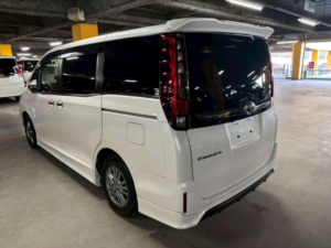 2015 Toyota Esquire 2.0 Gi 5dr 7 Seats in White — image 3