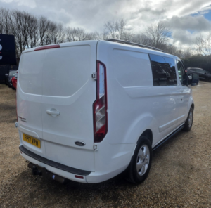 2017 Ford Transit Custom 2.0 Tdci 290 Panel Van 5dr Diesel Manual L2 H1 (157 G/km, 104 Bhp) in Multicolour — image 4