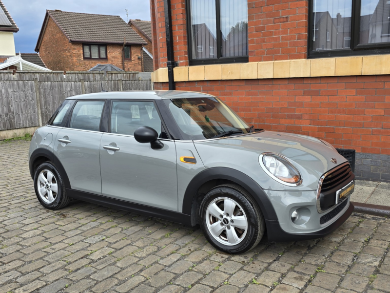 2015 MINI Hatch 1.2 5-Door Hatch One in Grey — image 1
