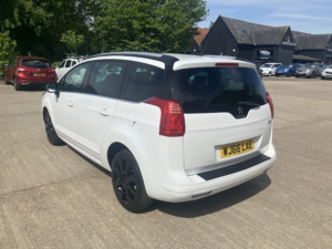 2016 Peugeot 5008 1.6 Bluehdi Allure Automatic in White — image 4
