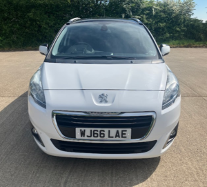 2016 Peugeot 5008 1.6 Bluehdi Allure Automatic in White — image 5