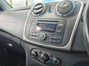 2014 Dacia Sandero 1.2 Laureate Hatchback 5dr Petrol Manual Euro 5 (75 Ps) in White — image 4