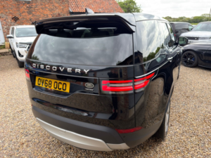 2018 Land Rover Discovery 3.0 Sd V6 Hse Luxury in Black — image 6