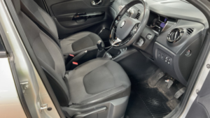 2016 Renault Captur 1.5 Dynamique S Nav Dci 90 in Silver — image 5