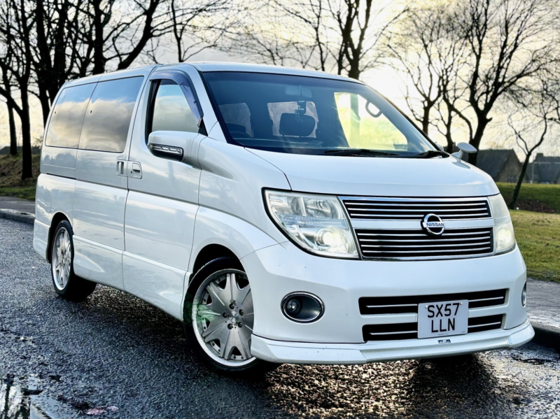 2008 Nissan Elgrand 2.5 Highway Star in White — image 1