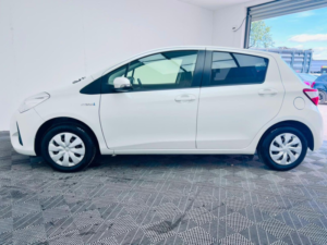 2017 Toyota Yaris 1.5 Vvt-H Icon Tech E-CVT Euro 6 (s/s) 5dr in White — image 5