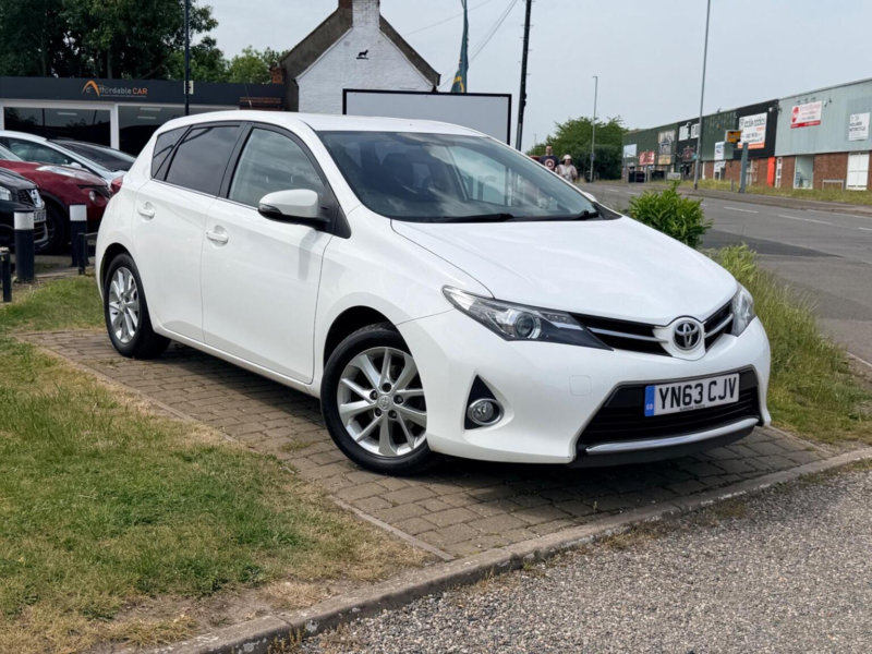 2013 Toyota Auris 1.6 V-Matic Icon Euro 5 5dr in White — image 1