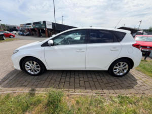 2013 Toyota Auris 1.6 V-Matic Icon Euro 5 5dr in White — image 5