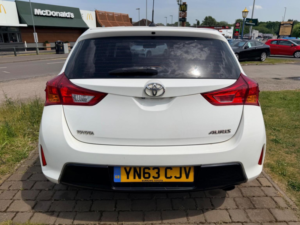 2013 Toyota Auris 1.6 V-Matic Icon Euro 5 5dr in White — image 6