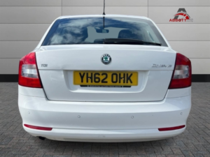 2012 Skoda Octavia 1.6 Tdi Elegance in White — image 4