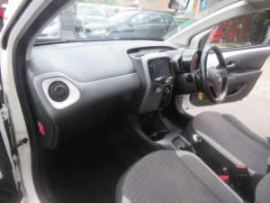 2020 Toyota Aygo 1.0 Vvt-I X-Play X-Shift Euro 6 5dr in White — image 5