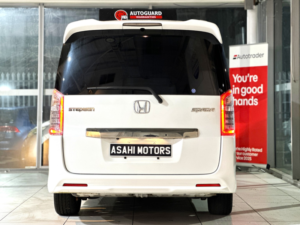 2013 Honda Stepwagon - in White — image 4