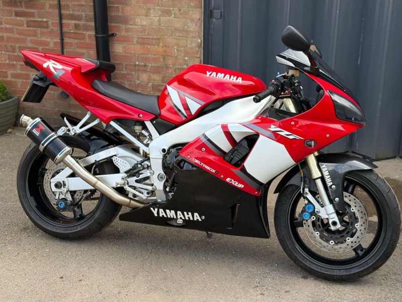 2001 Yamaha Yzf-R1 R1 in Red — image 1