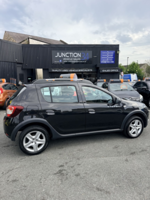 2016 Dacia Sandero Stepway 1.5 Stepway Laureate Dci 90 in Black — image 4
