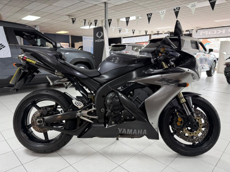 2004 Yamaha R1 1000 Super Sports Petrol Manual in Grey — image 1