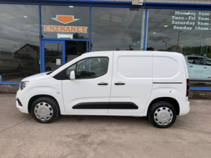 2021 Vauxhall Combo 1.5 Turbo D 2300 Sportive Panel Van 4dr Diesel Manual L1 H1 Euro 6 in White — image 3