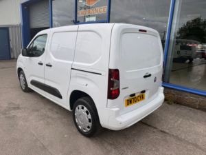 2021 Vauxhall Combo 1.5 Turbo D 2300 Sportive Panel Van 4dr Diesel Manual L1 H1 Euro 6 in White — image 4