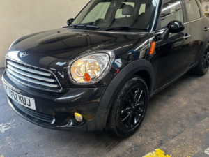 2012 MINI Countryman 2.0 Cooper D Auto Euro 5 5dr in Black — image 2