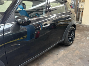 2012 MINI Countryman 2.0 Cooper D Auto Euro 5 5dr in Black — image 4