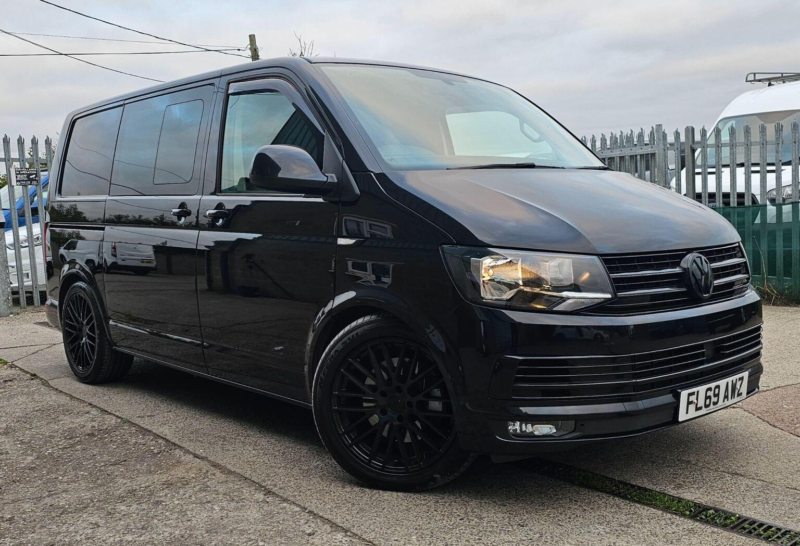 2019 Volkswagen Transporter 2.0 Tdi T32 Bluemotion Tech Highline Kombi Fwd Swb Euro 6 (s/s) 5dr in Black — image 1