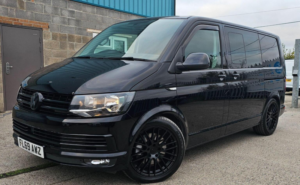 2019 Volkswagen Transporter 2.0 Tdi T32 Bluemotion Tech Highline Kombi Fwd Swb Euro 6 (s/s) 5dr in Black — image 4