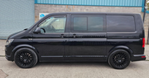2019 Volkswagen Transporter 2.0 Tdi T32 Bluemotion Tech Highline Kombi Fwd Swb Euro 6 (s/s) 5dr in Black — image 5