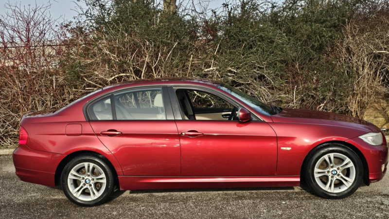 2011 BMW 3 Series 2.0 318d Es in Red — image 2