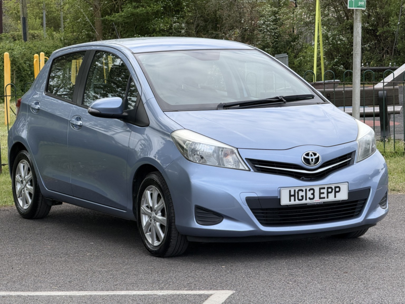 2013 Toyota Yaris 1.3 Dual Vvt-I Tr in Blue — image 1
