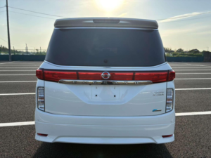 2013 Nissan Elgrand 2.5 Highway Start 5dr 7 Seats in White — image 4