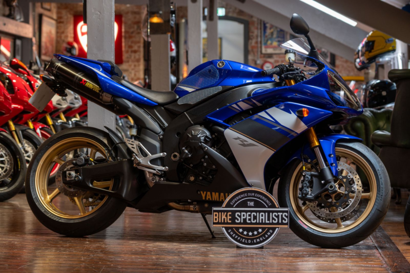 2008 Yamaha R1 *full Akrapovic Exhaust - Low Mileage* in Blue — image 1