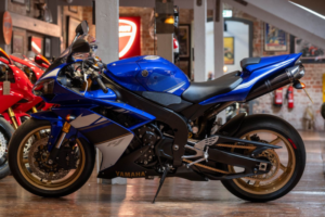 2008 Yamaha R1 *full Akrapovic Exhaust - Low Mileage* in Blue — image 3