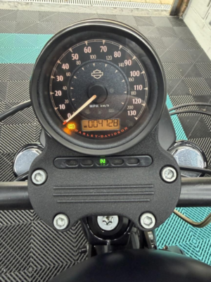 2015 Harley-Davidson Sportster Xl883n Iron 883 in Black — image 6