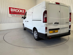 2019 Renault Trafic 1.6 Dci 27 Business+ Swb Standard Roof Euro 6 5dr in White — image 4