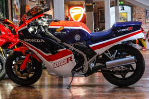 1985 Honda Vf1000 Vf1000re Iconic 80's V4 Honda in Multicolour — image 3