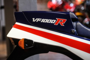 1985 Honda Vf1000 Vf1000re Iconic 80's V4 Honda in Multicolour — image 4
